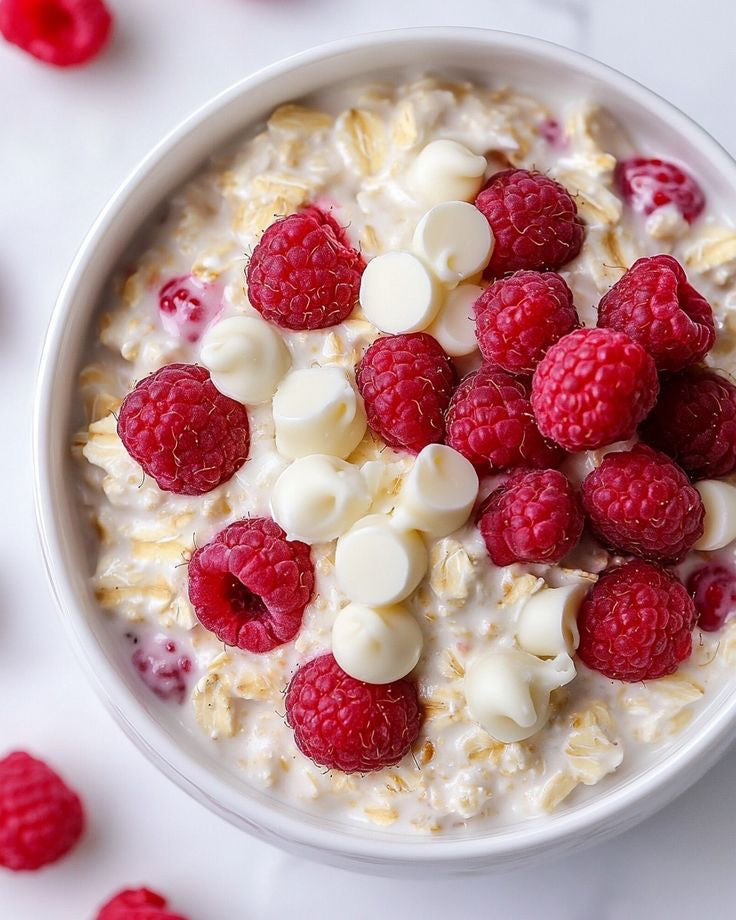 VANILLA WHEY, WHITE CHOCOLATE & RASPBERRY DRIZZLE OVERNIGHT OATS