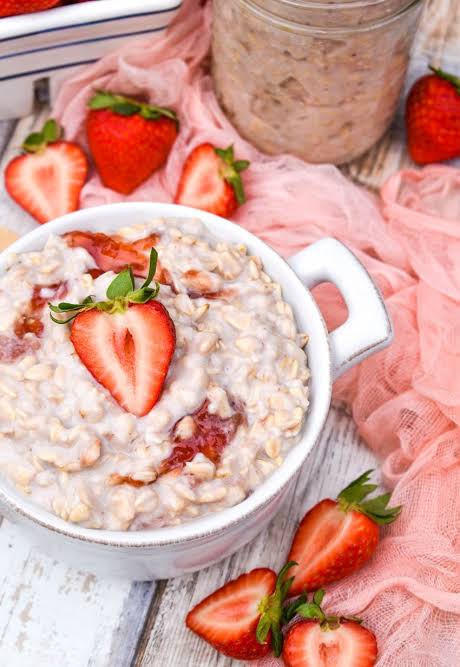 STRAWBERRY & CREAM OATS