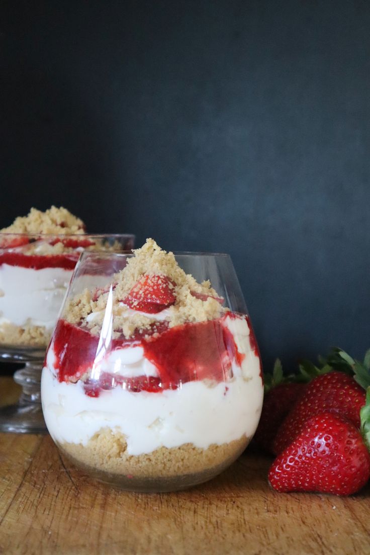 TRIPLE LAYERED CHIA STRAWBERRY YOGHURT CRUNCH TRIFLE POT